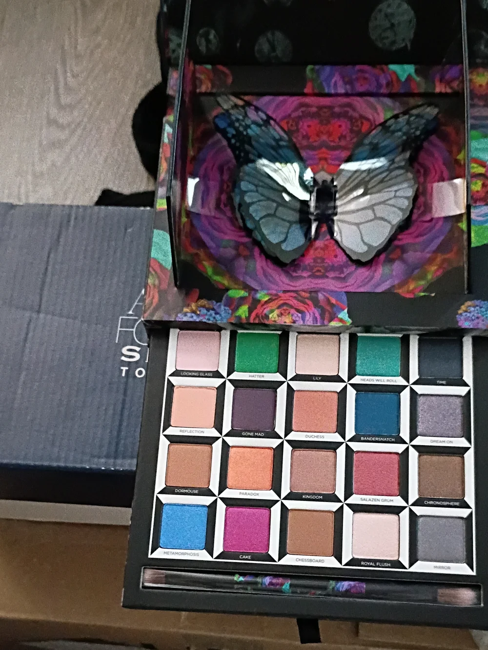 URBAN DECAY IN COLLABORATION WITH DISNEY..ALICE THROUGH THE LOOKING GLASS